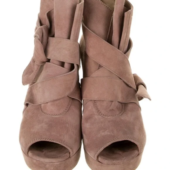 Stuart Weitzman Suede Bow Accents Pumps - Picture 3 of 4